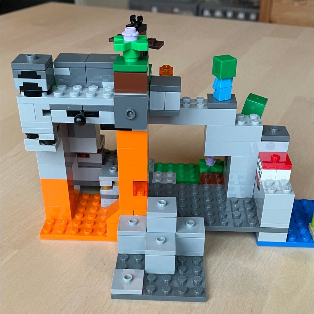 LEGO Set 21141 Minecraft: The Zombie Cave - Picture 6 of 9
